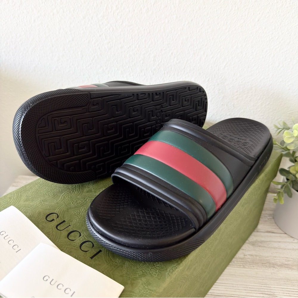 New Gucci men rubber pool slides sandals with web, size 8, US 8.5